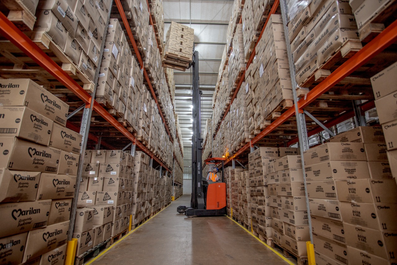 <h2><strong>ESTRUTURA</strong></h2>
<p><strong>ÁREA CLIMATIZADA:</strong> 1300 m2<br />
<strong>ÁREA DEPÓSITO:</strong> 3200 m2<br />
<strong>POSIÇÃO PALLETS:</strong> 200<br />
<strong>DOCAS:</strong> 12<br />
<strong>EMPILHADEIRAS: </strong>05</p>